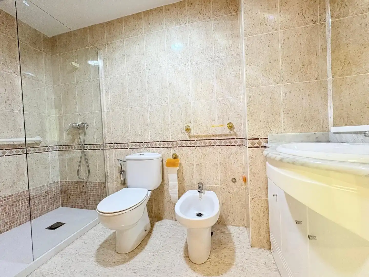 Badezimmer von Wohnung zum Verkauf in Albal mit Klimaanlage, Abstellraum und Balkon