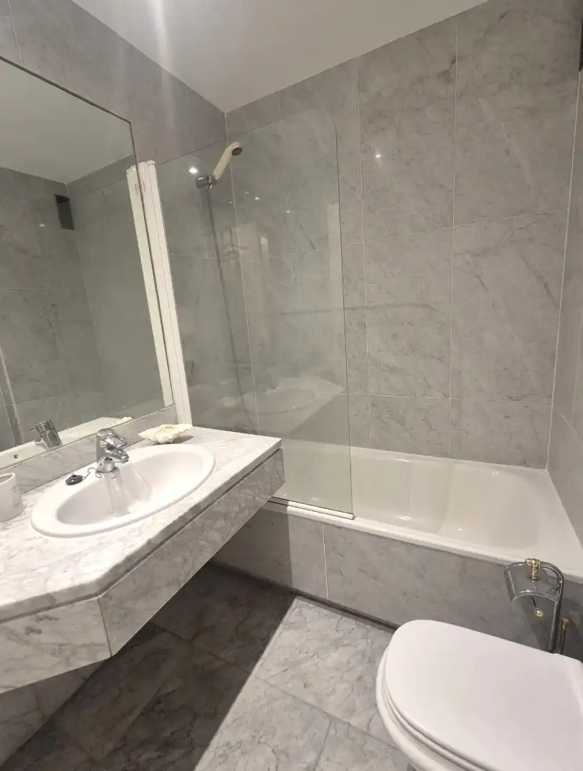 Bathroom of Apartments for rent in Madrid  with Air Conditioner, Heating and Private garden