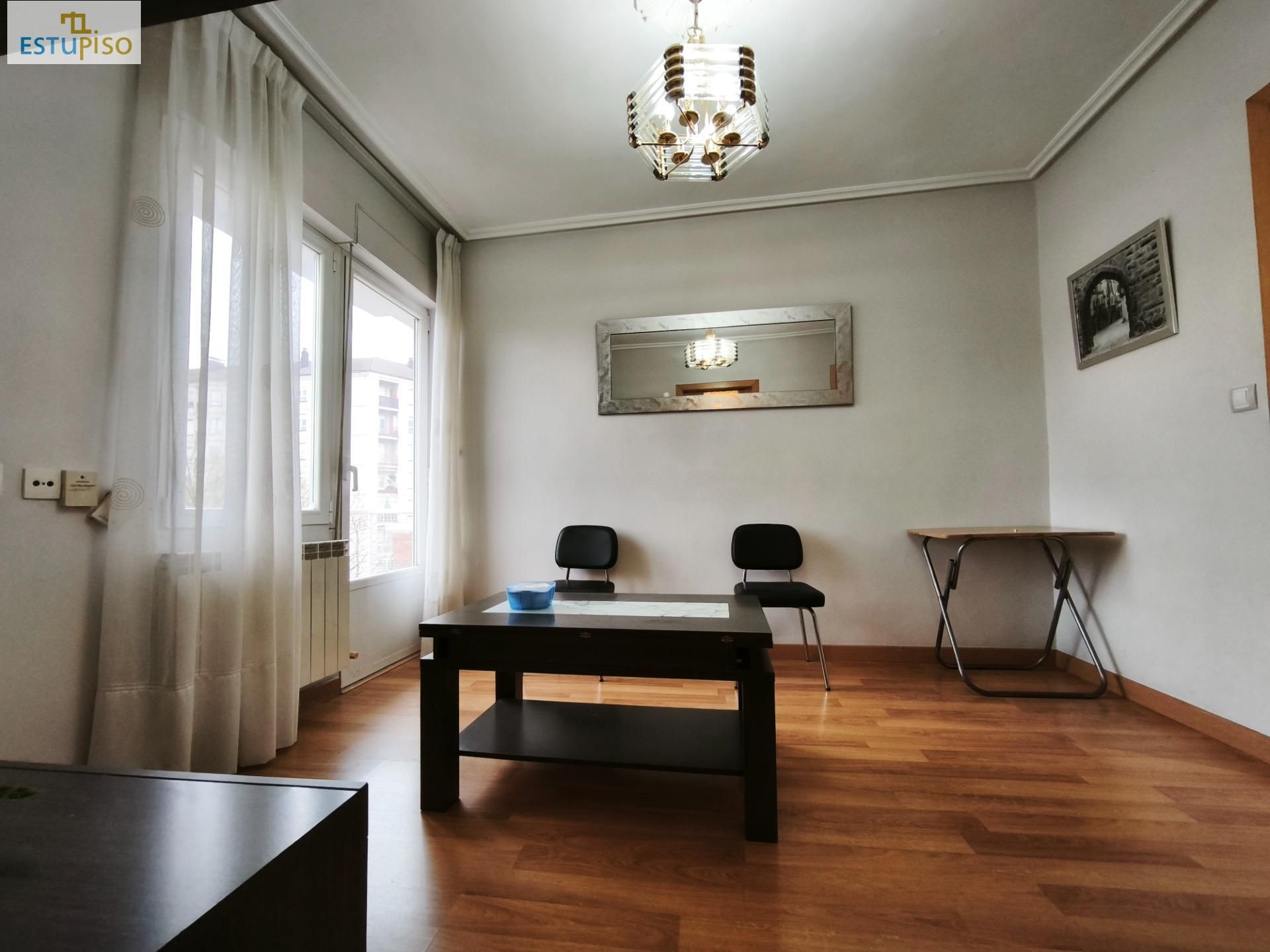 Sala de estar de Piso en venta en Vitoria - Gasteiz con Terraza, Trastero y Amueblado
