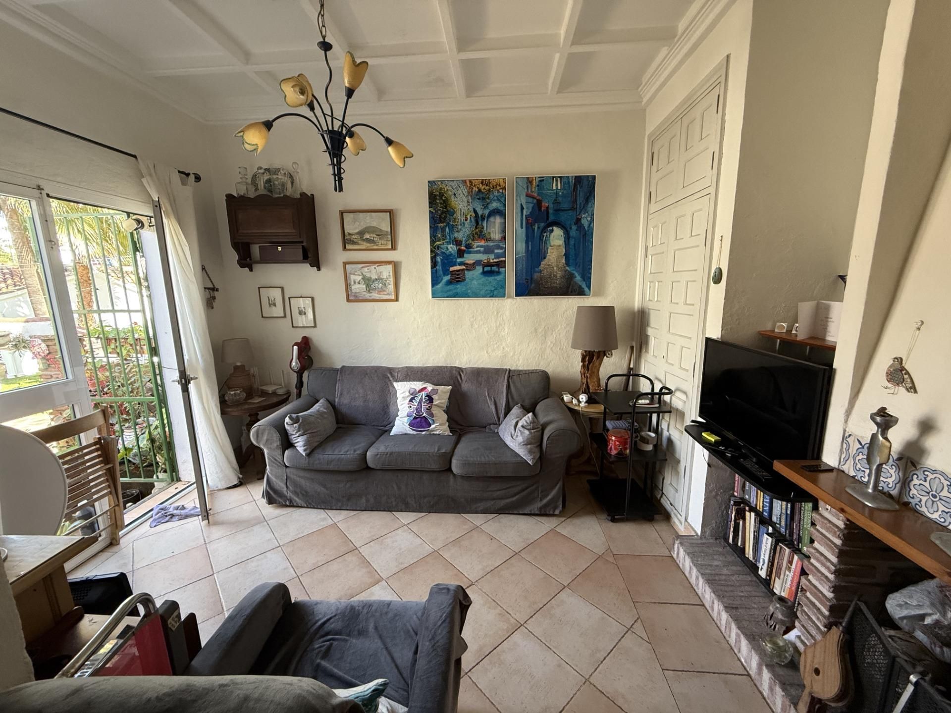 Sala d'estar de Casa adosada en venda en Marbella amb Aire condicionat, Jardí privat i Terrassa