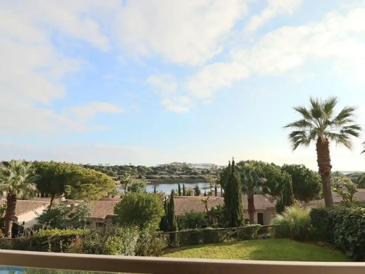 Vista exterior de Casa o xalet de lloguer en El Rompido amb Jardí privat, Moblat i Balcó