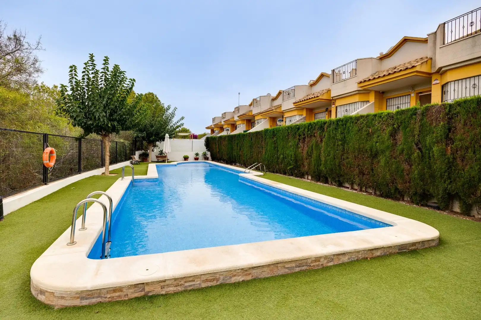 Piscina de Casa o xalet en venda en Torrevieja amb Jardí privat, Terrassa i Moblat