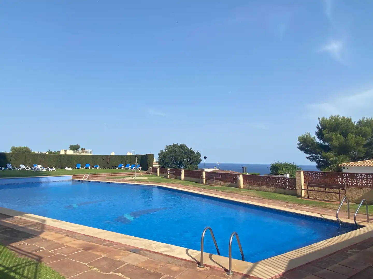 Schwimmbecken von Wohnungen zum Verkauf in Sant Feliu de Guíxols mit Klimaanlage, Privatgarten und Terrasse