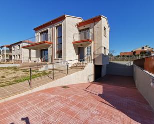 Vista exterior de Casa o xalet en venda en Sanxenxo amb Aire condicionat, Terrassa i Balcó
