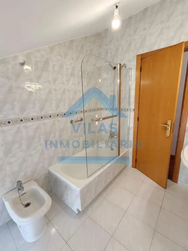 Baño de Dúplex de alquiler en Brión con Calefacción, Trastero y Piscina