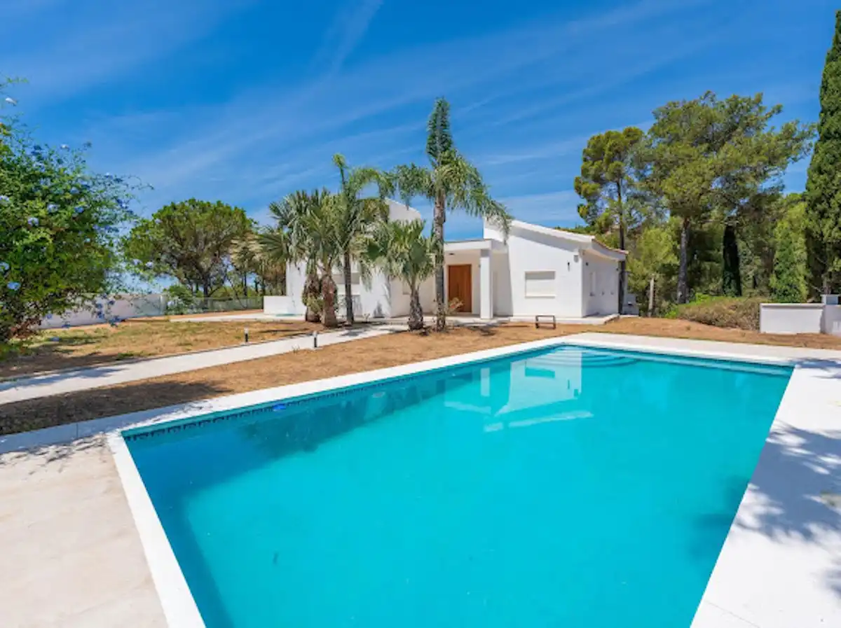 Piscina de Casa adosada en venta en Benahavís con Aire acondicionado, Terraza y Trastero