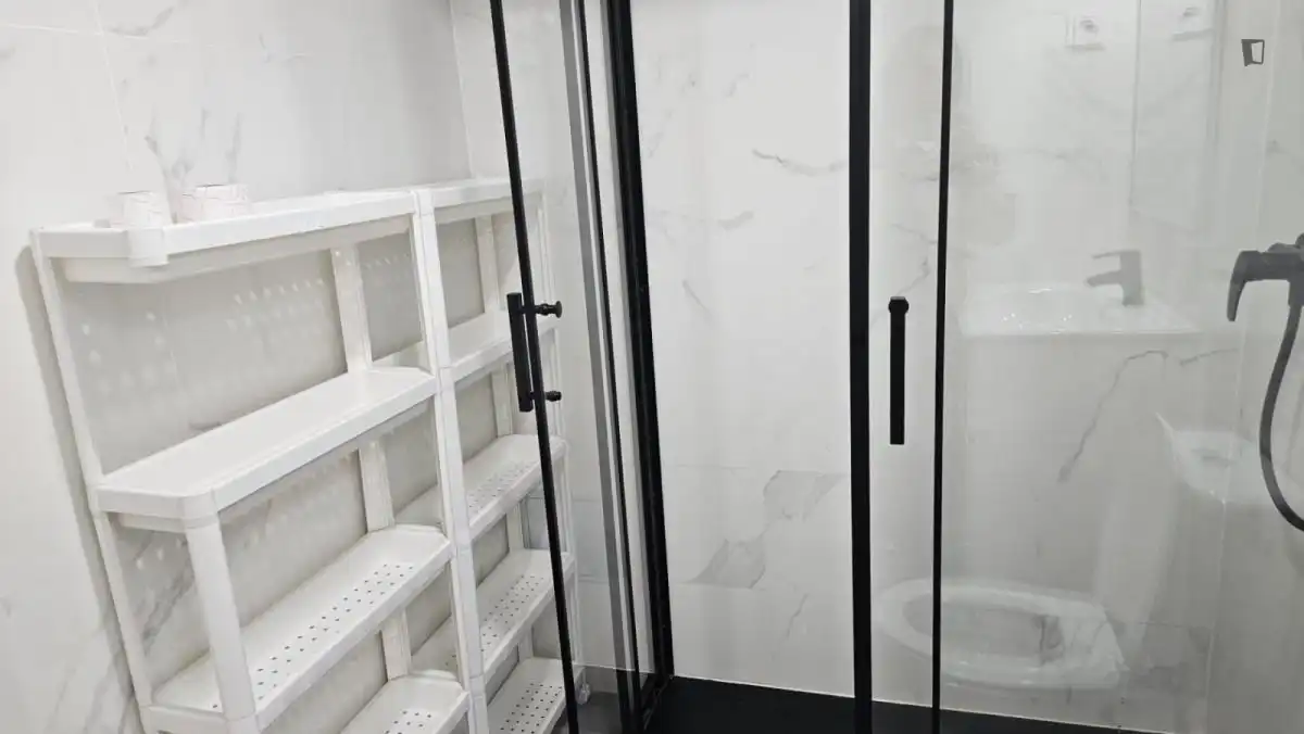 Baño de Estudio de alquiler en Madrid con Aire acondicionado, Calefacción y Amueblado
