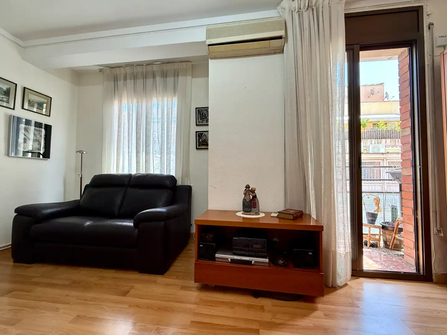 Sala d'estar de Pis en venda en Barcelona amb Aire condicionat, Calefacció i Parquet