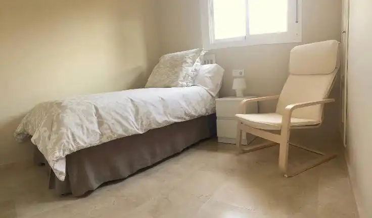 Dormitori de Casa adosada de lloguer en Estepona amb Aire condicionat, Terrassa i Moblat