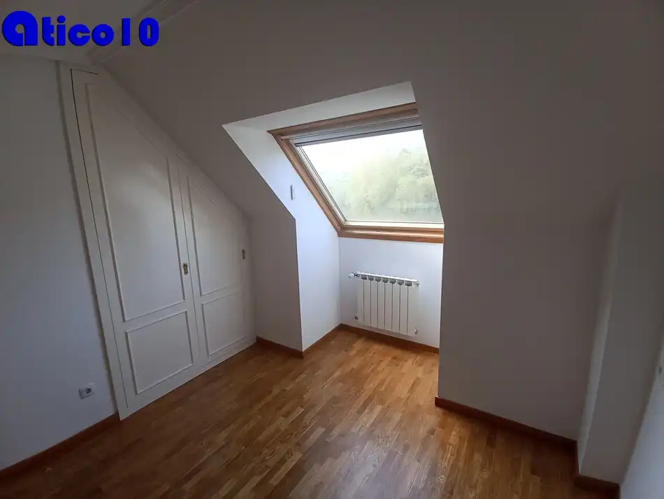Dormitori de Àtic en venda en Oviedo  amb Calefacció, Jardí privat i Parquet