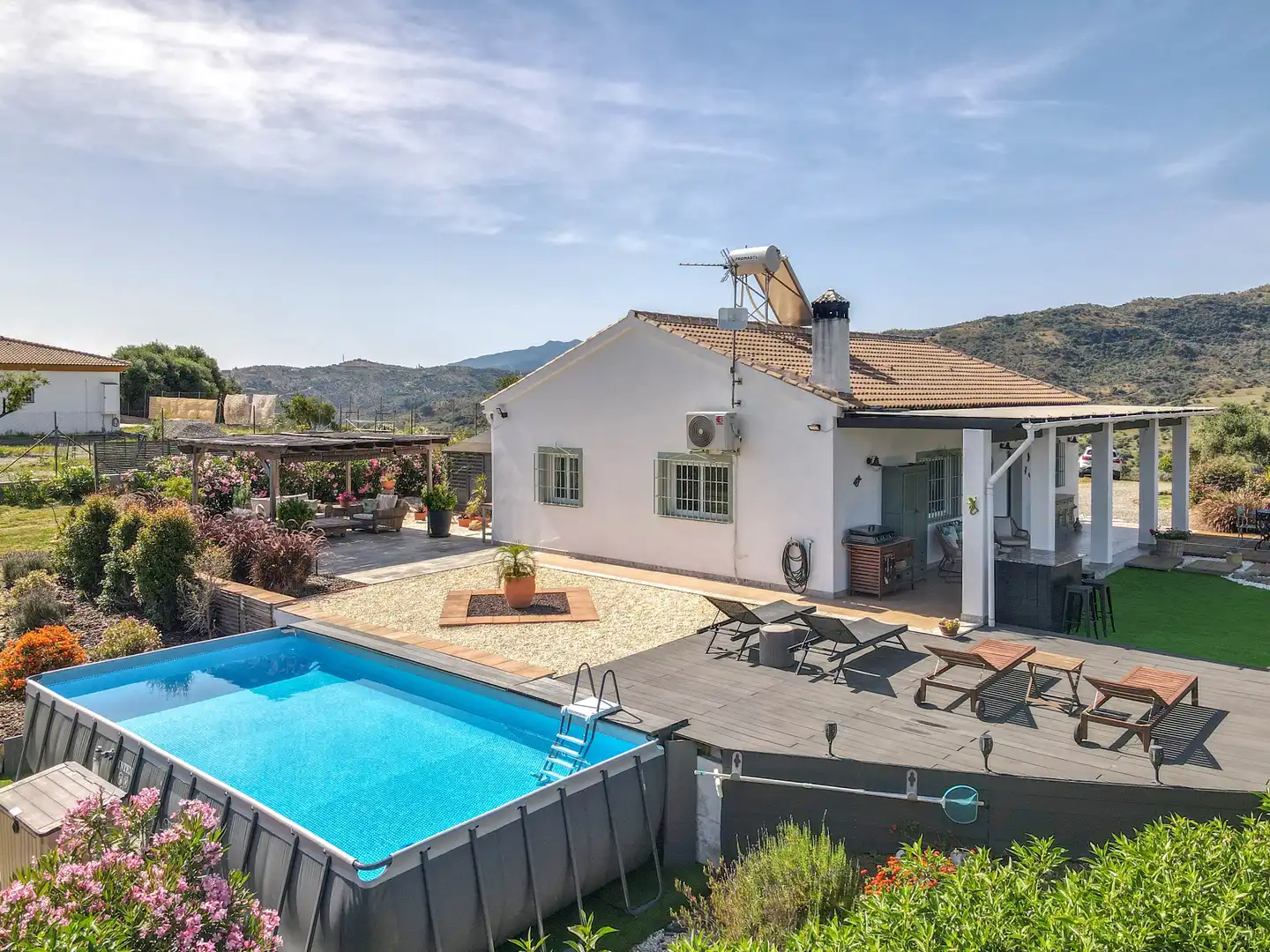 Vista exterior de Casa o xalet en venda en Tolox amb Aire condicionat, Jardí privat i Traster
