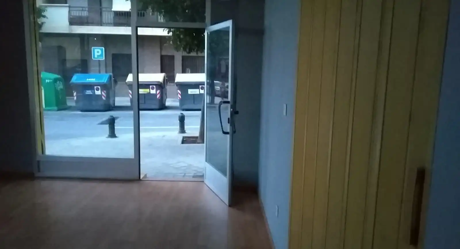 Local de alquiler en Granada con Parquet