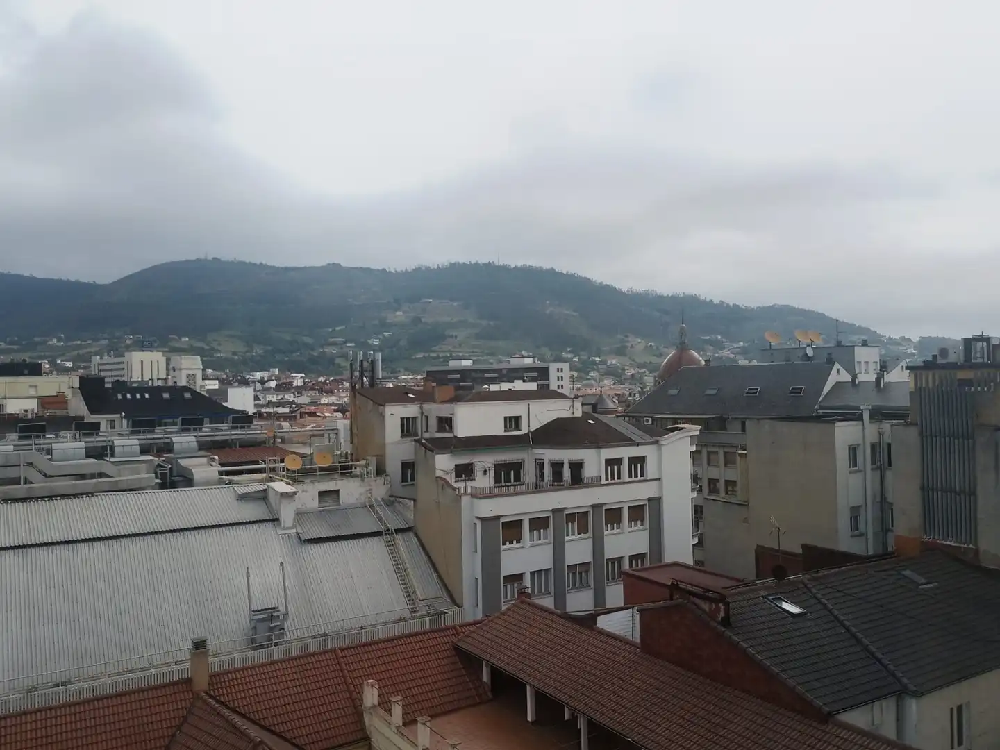 Vista exterior de Piso de alquiler en Oviedo  con Calefacción, Parquet y Amueblado