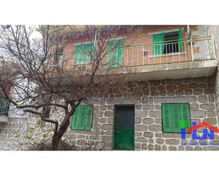 Vista exterior de Casa o xalet en venda en El Hoyo de Pinares  amb Jardí privat i Terrassa