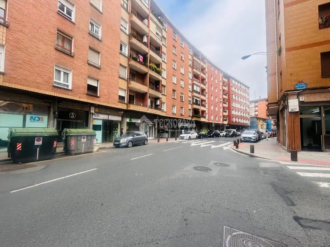 Vista exterior de Dúplex en venda en Bilbao  amb Calefacció i Moblat
