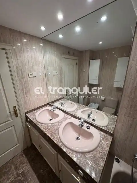 Bathroom of Flat for rent in Madrid  with Air Conditioner, Parquet flooring and Swimming Pool