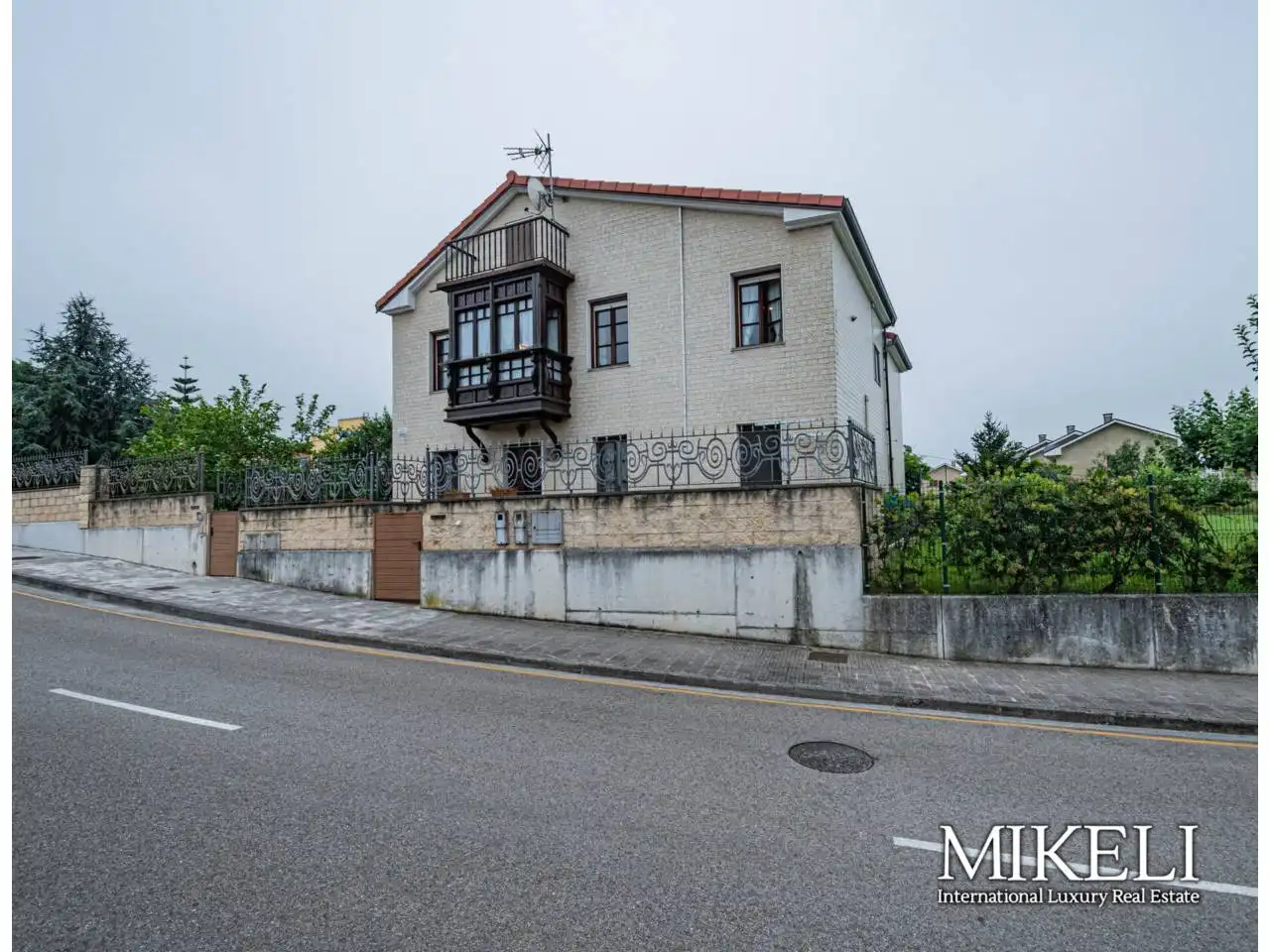 Vista exterior de Casa o xalet en venda en El Astillero   amb Calefacció i Jardí privat
