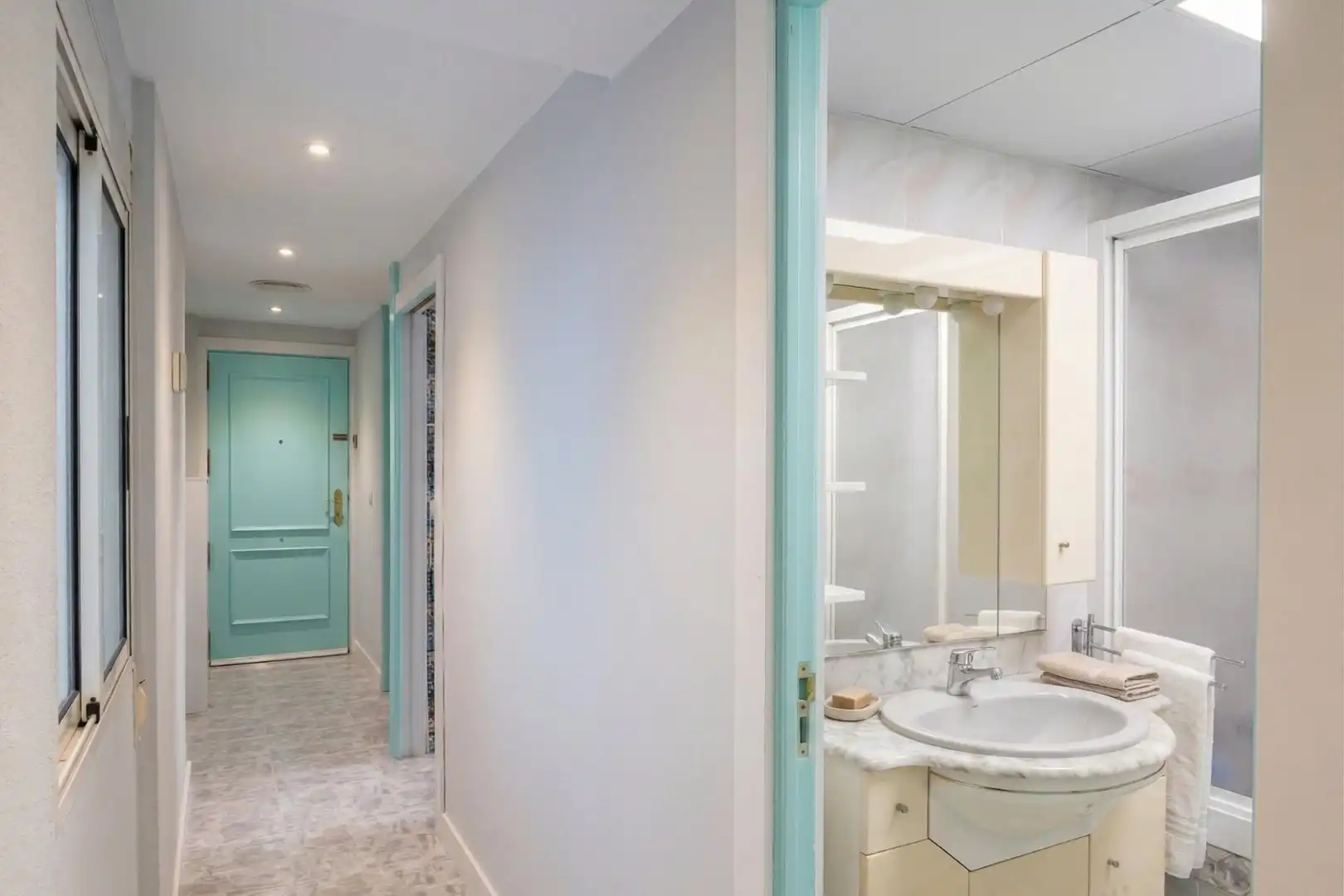 Bathroom of Flat for sale in Zaragoza  with Heating, Terrace and Furnished