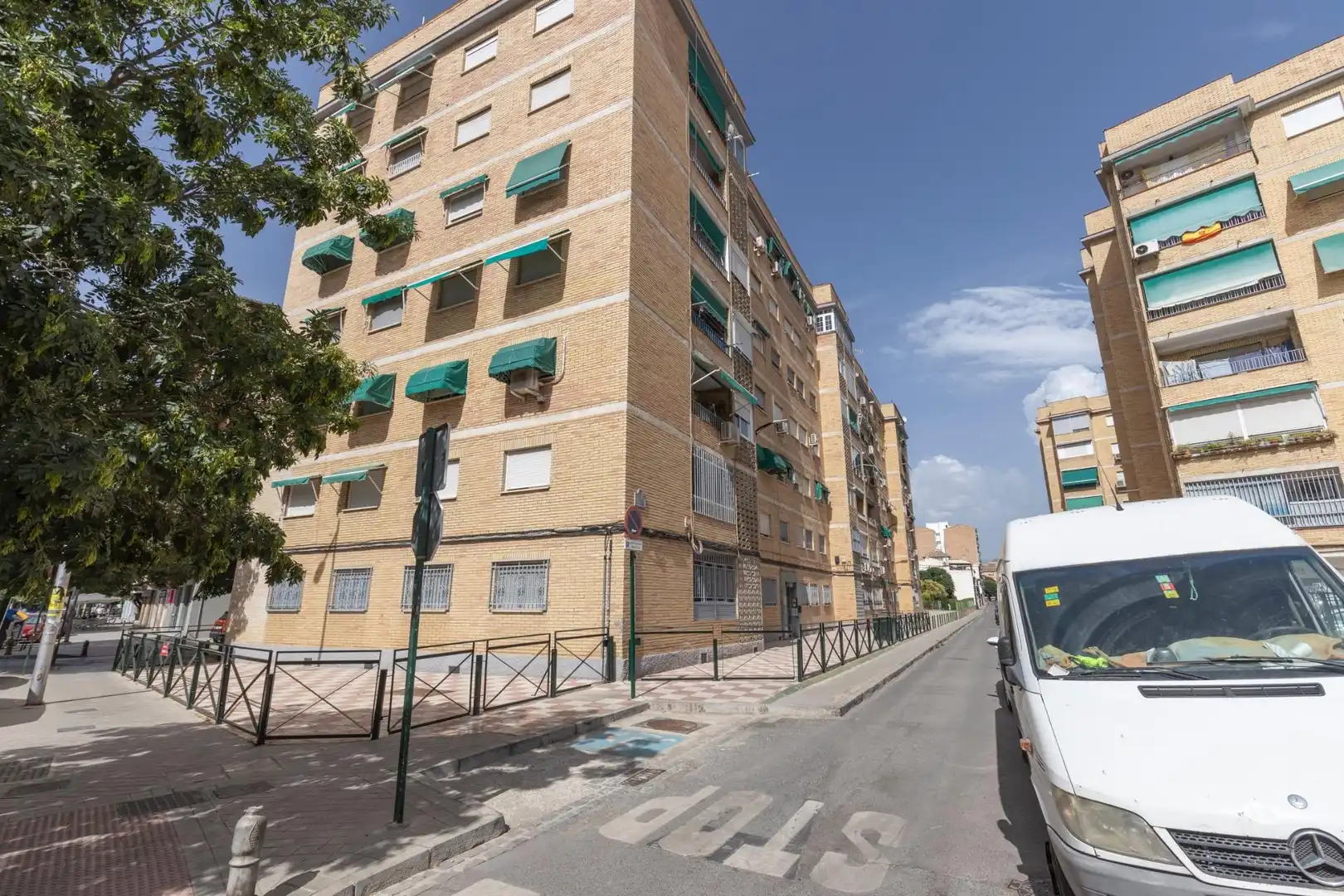 Vista exterior de Piso en venta en Granada con Aire acondicionado, Calefacción y Balcón