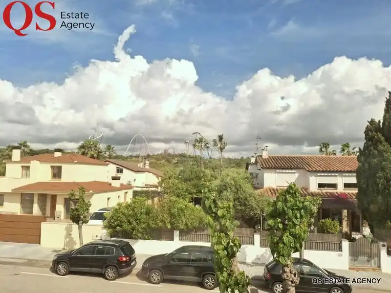 Vista exterior de Casa adosada en venda en Salou amb Aire condicionat, Calefacció i Jardí privat