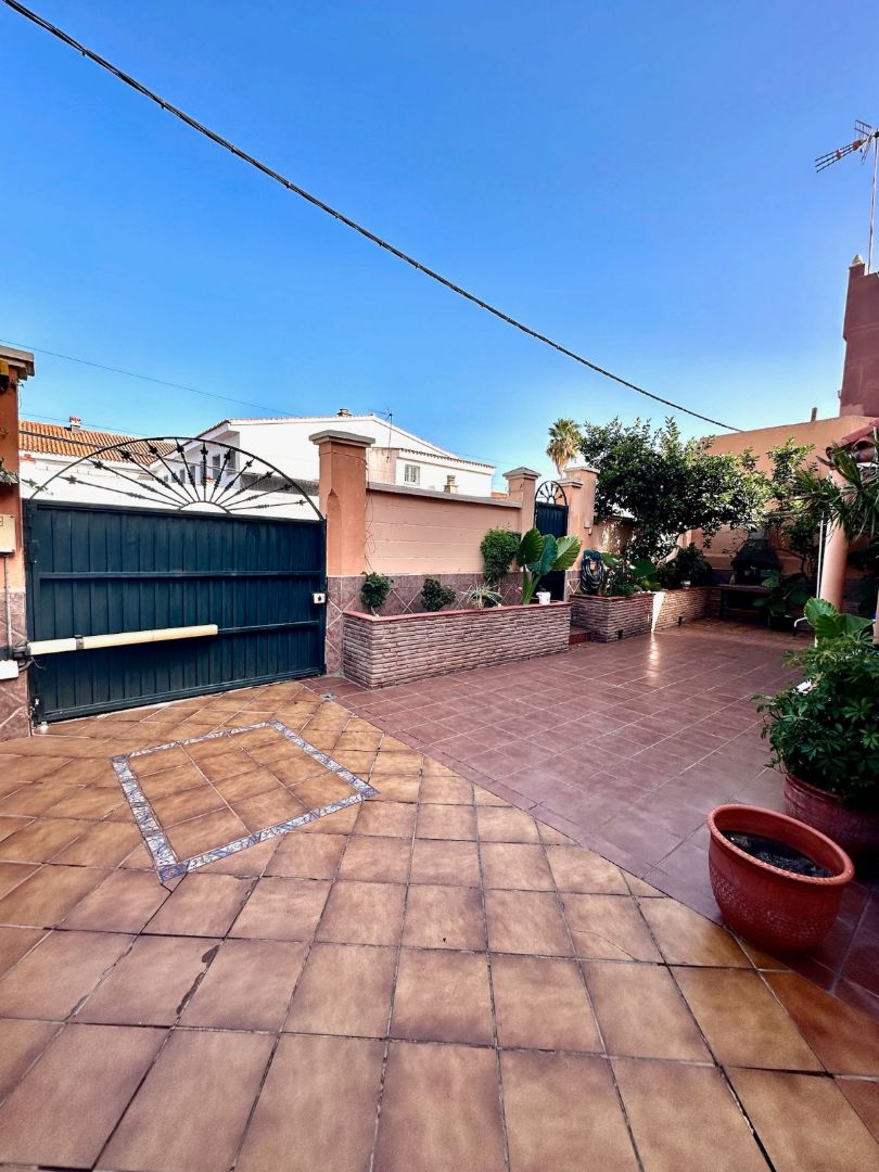 Vista exterior de Casa o xalet en venda en Algeciras amb Aire condicionat, Moblat i Forn
