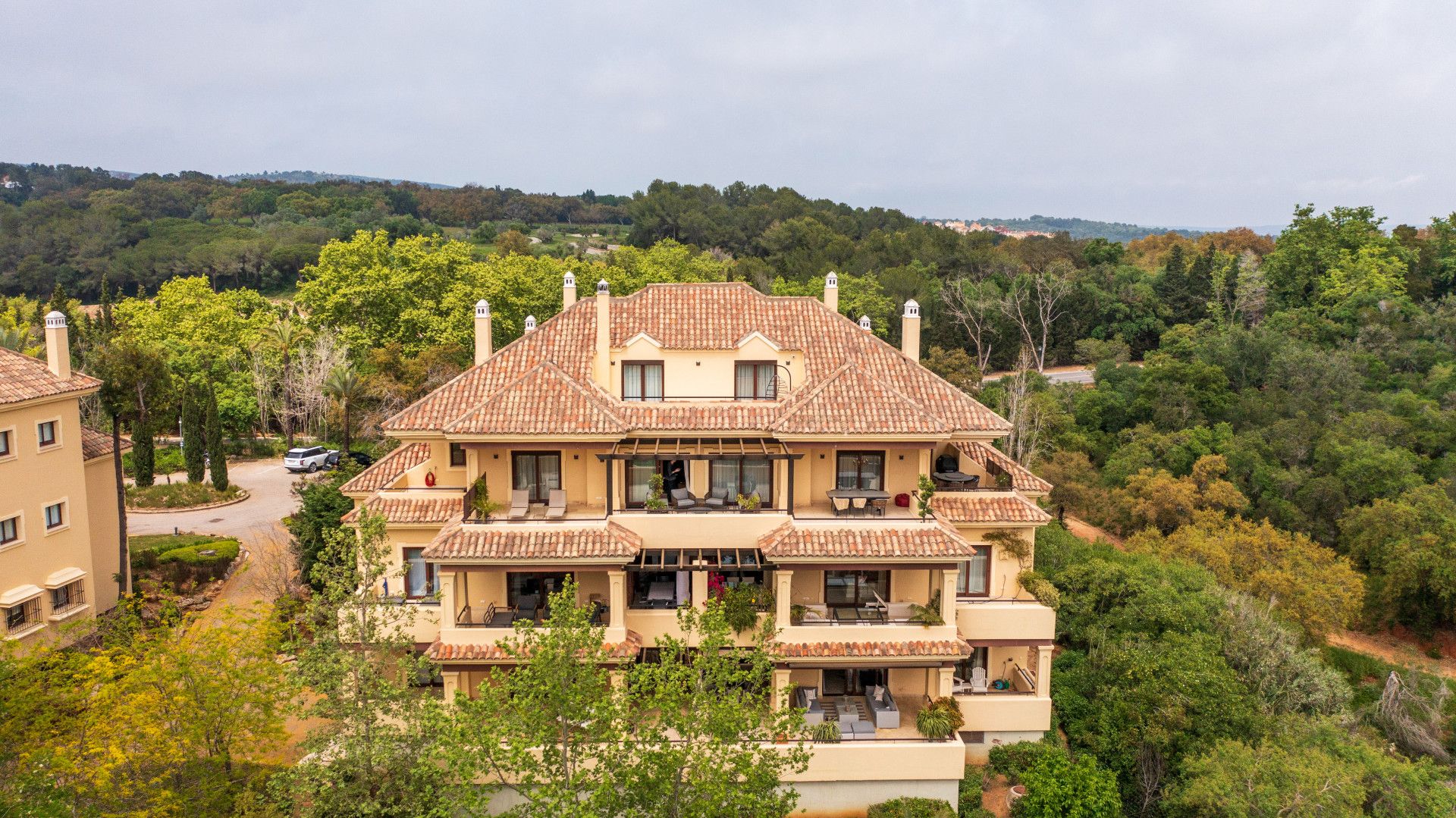 Vista exterior de Àtic en venda en Sotogrande amb Aire condicionat, Calefacció i Terrassa