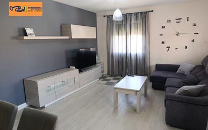 Living room of Flat to rent in Valdepeñas  with Air Conditioner, Heating and Terrace