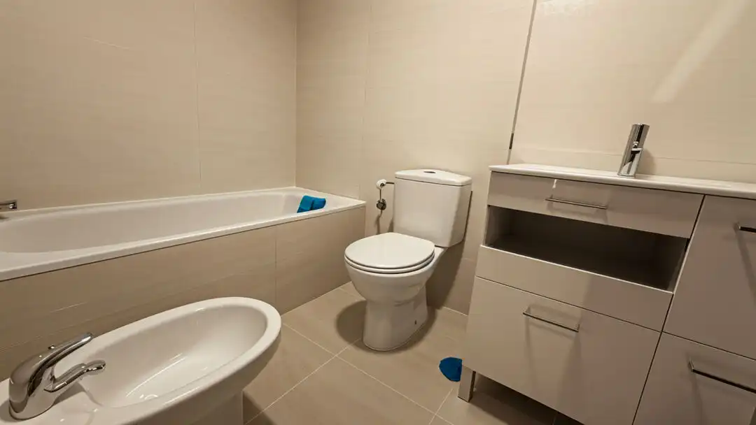 Baño de Piso de alquiler en Madrid con Aire acondicionado, Calefacción y Jardín privado