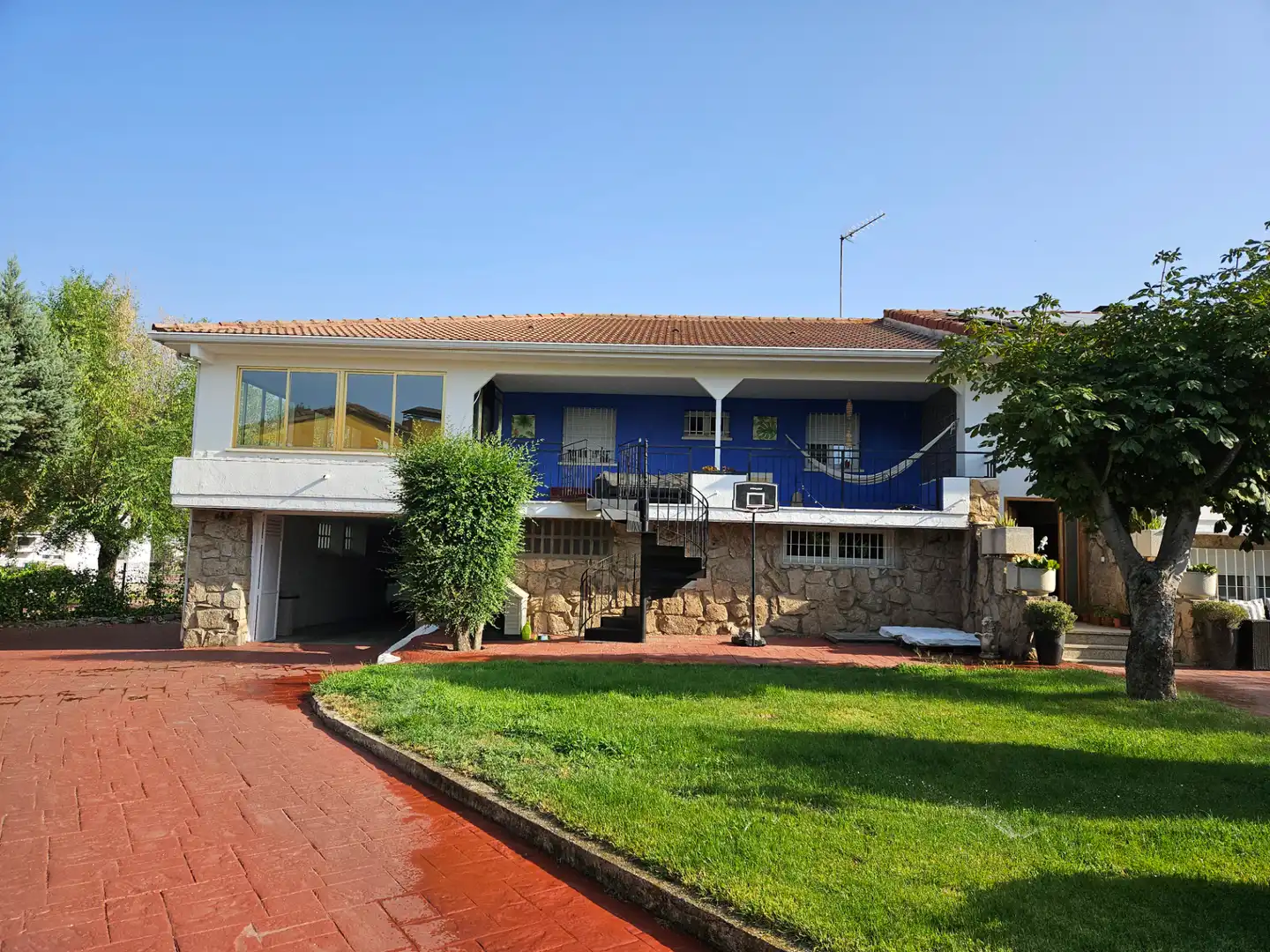 Vista exterior de Casa o xalet en venda en Alpedrete amb Aire condicionat, Calefacció i Jardí privat