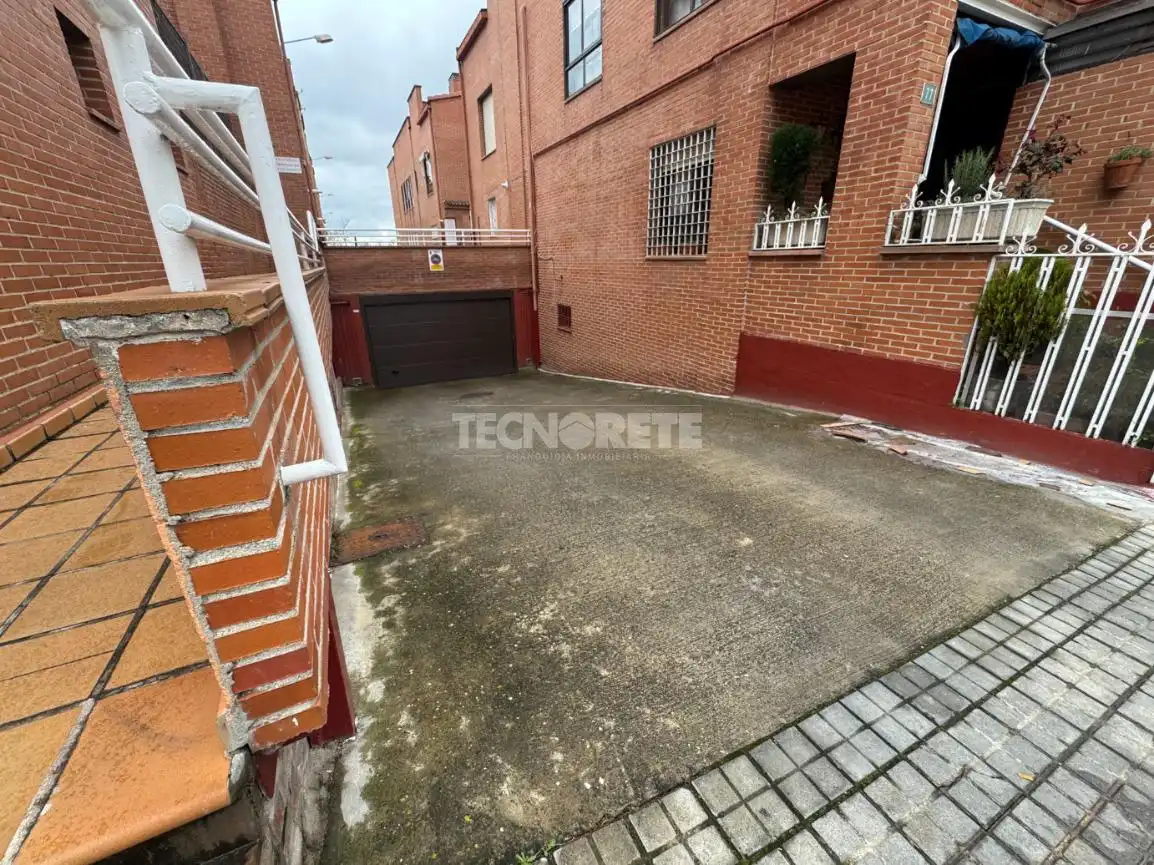 Aparcament de Casa adosada en venda en Guadalajara amb Aire condicionat, Calefacció i Terrassa