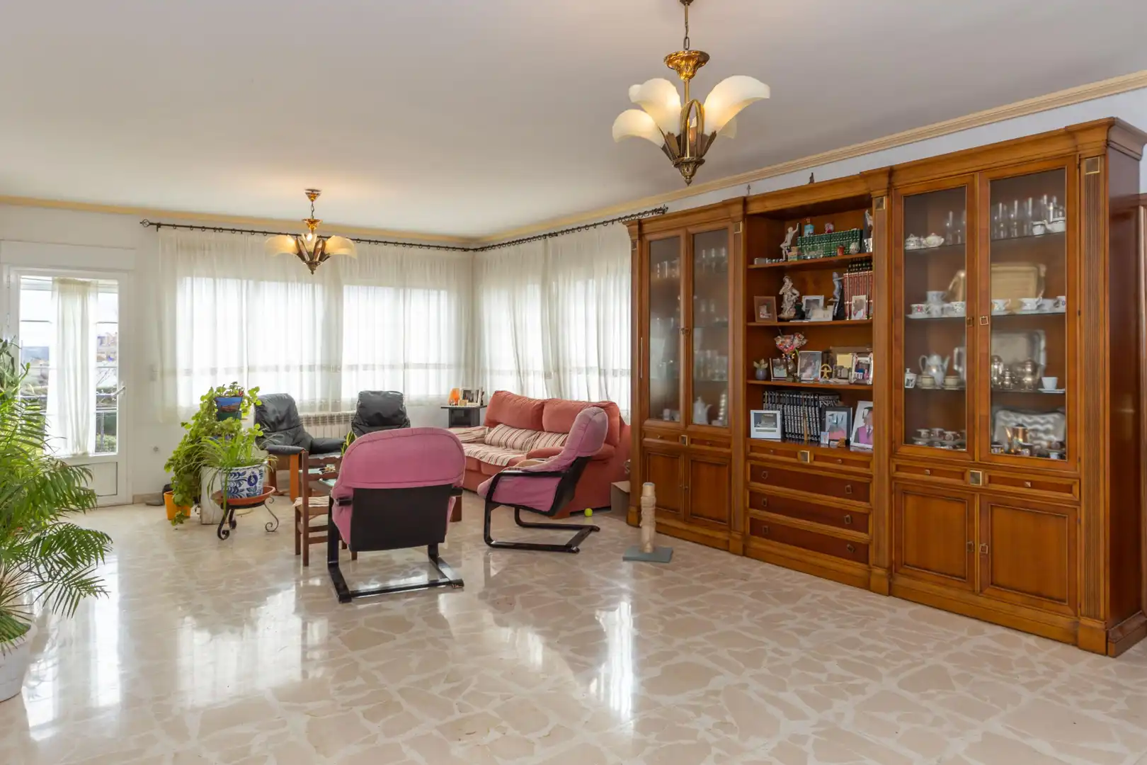 Sala d'estar de Casa o xalet en venda en Baza amb Jardí privat, Terrassa i Piscina
