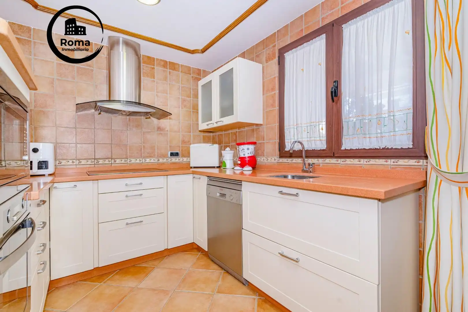 Cocina de Casa adosada en venta en La Zubia con Aire acondicionado, Calefacción y Piscina