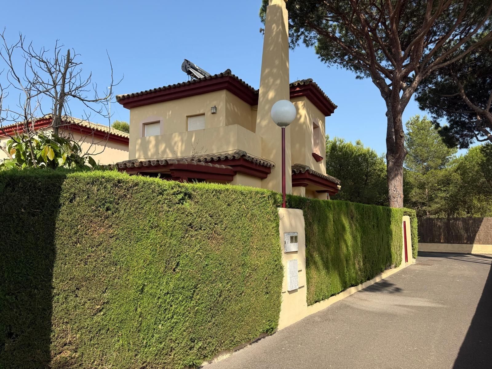 Vista exterior de Casa adosada en venda en Chiclana de la Frontera amb Aire condicionat, Calefacció i Jardí privat