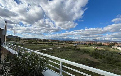 Vista exterior de Àtic en venda en Lardero amb Calefacció, Parquet i Terrassa