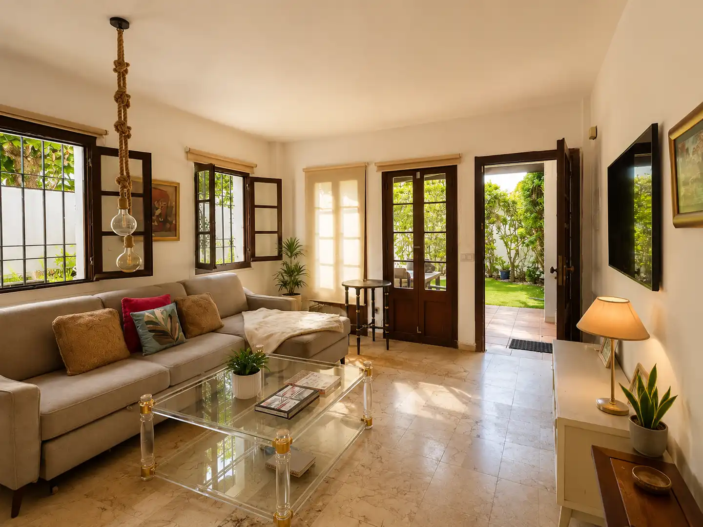 Sala d'estar de Planta baixa en venda en Estepona amb Calefacció, Jardí privat i Terrassa
