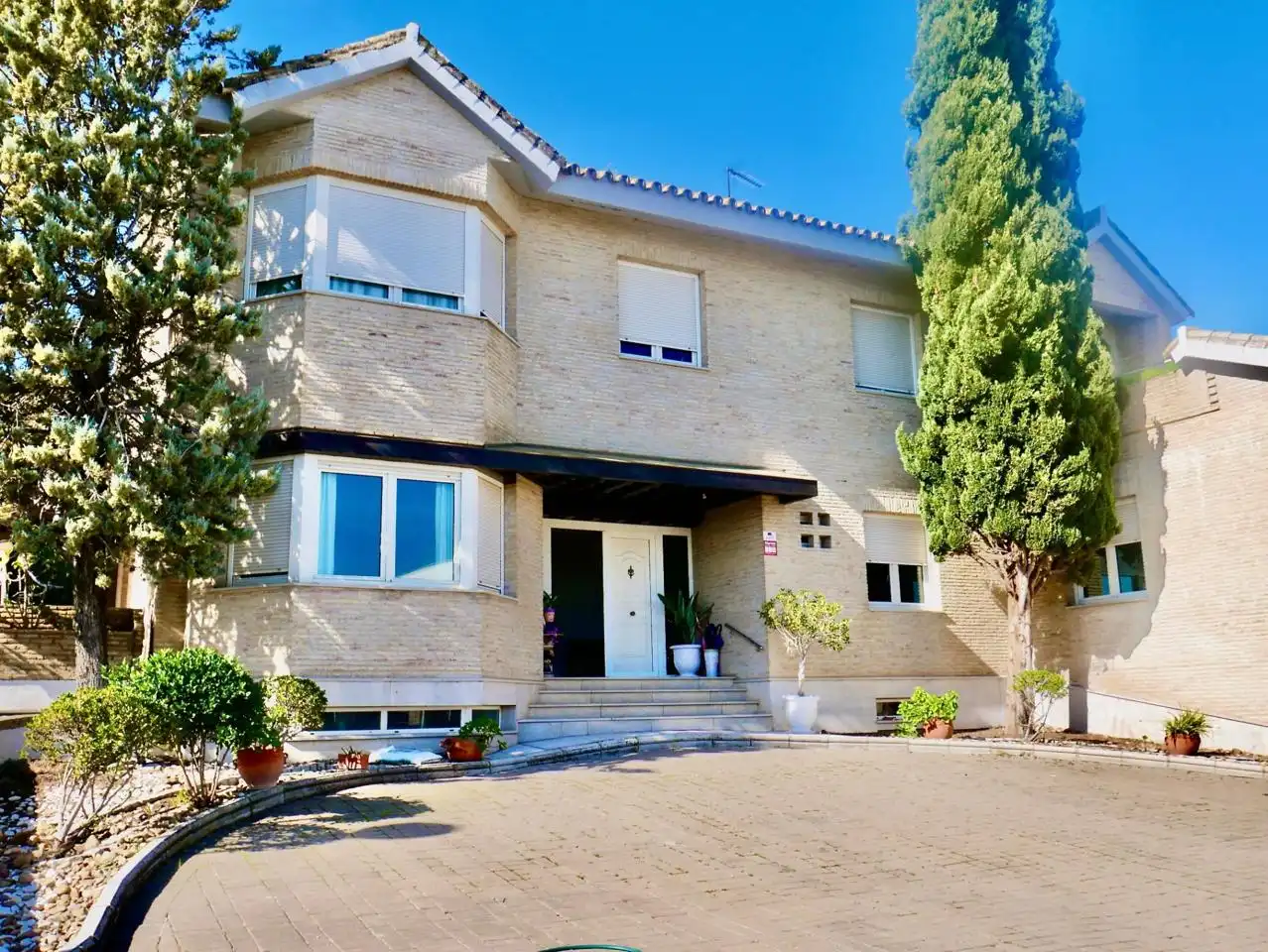Vista exterior de Casa o xalet en venda en Tomares amb Aire condicionat, Jardí privat i Parquet