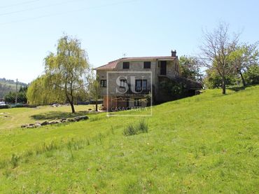 Country house with garden for sale in A Lama