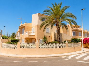 Casa aparellada amb piscina en venda a Playa de los Locos