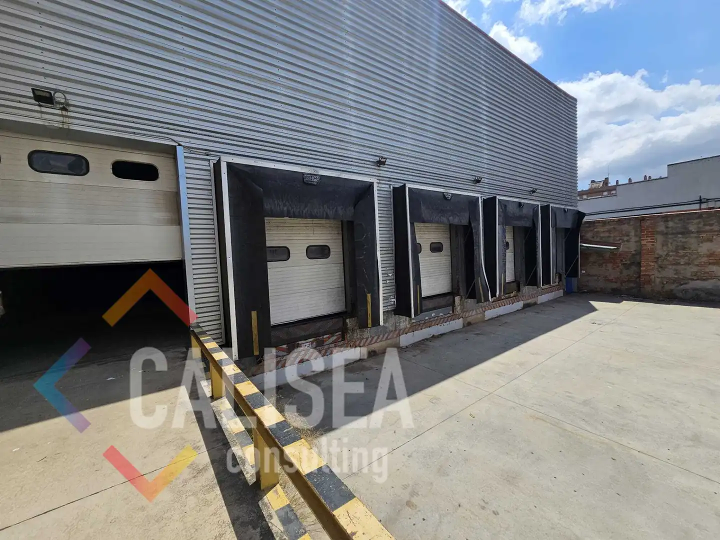 Vista exterior de Nau industrial en venda en Sabadell