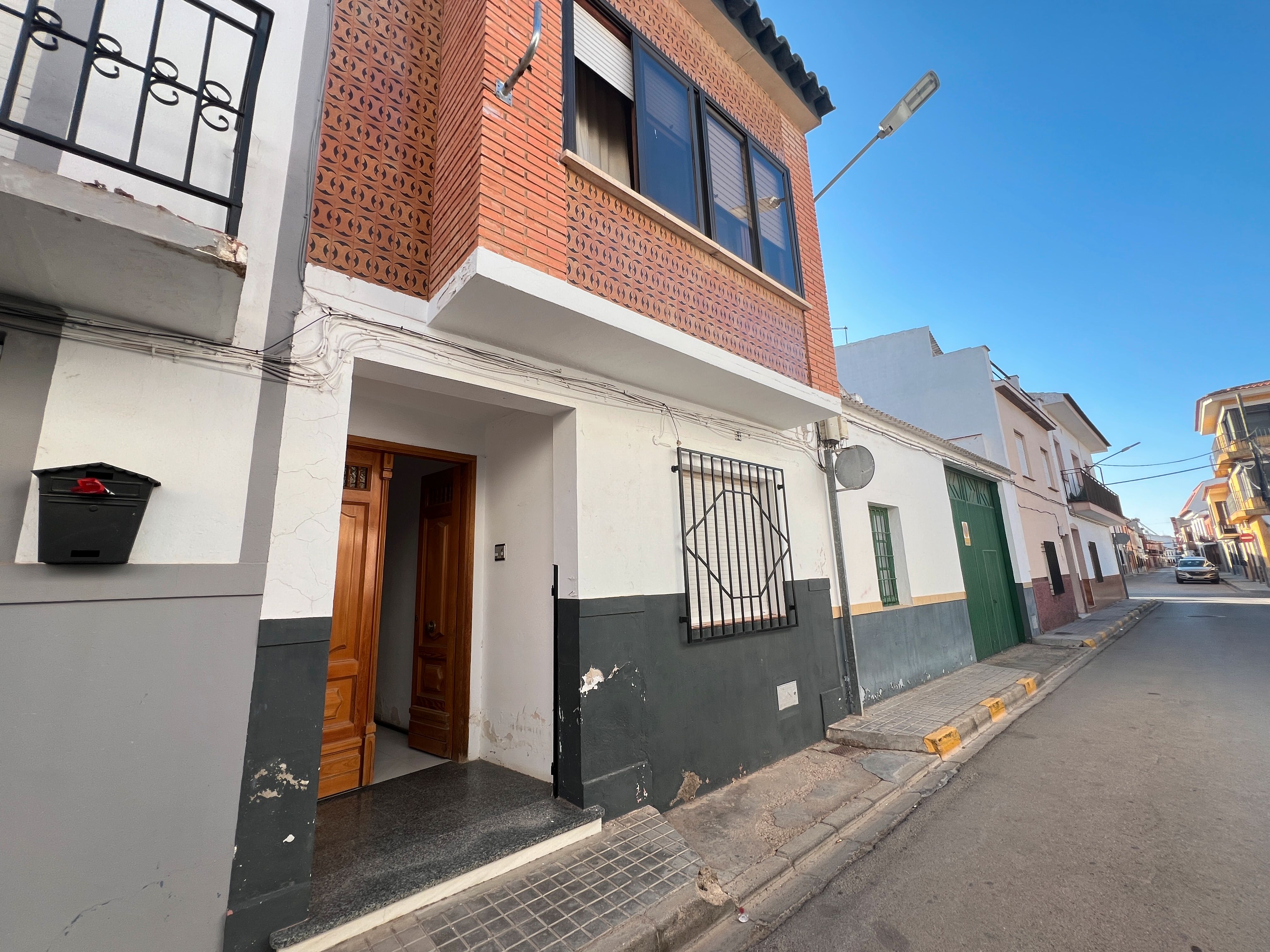 Vista exterior de Casa o xalet en venda en Herencia amb Calefacció i Moblat