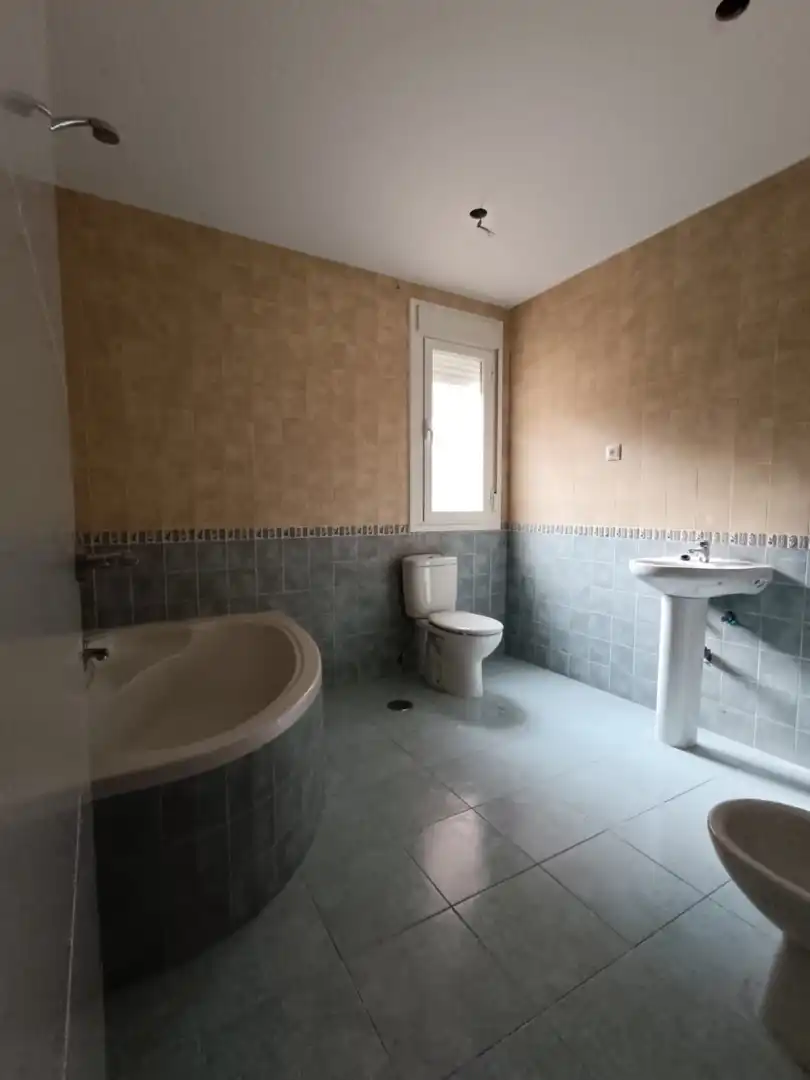 Badezimmer von Einfamilien-Reihenhaus zum Verkauf in Talavera de la Reina mit Abstellraum