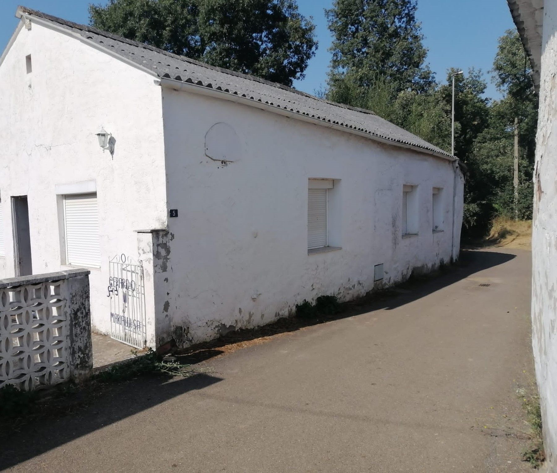 Vista exterior de Casa o xalet en venda en Las Omañas  amb Jardí privat, Traster i Moblat