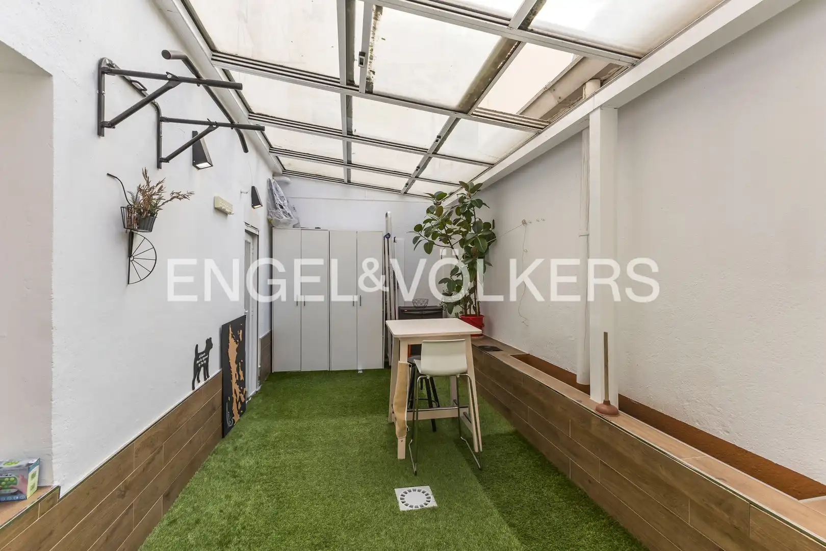 Terrace of Ground floor for rent in Madrid  with Heating and Furnished
