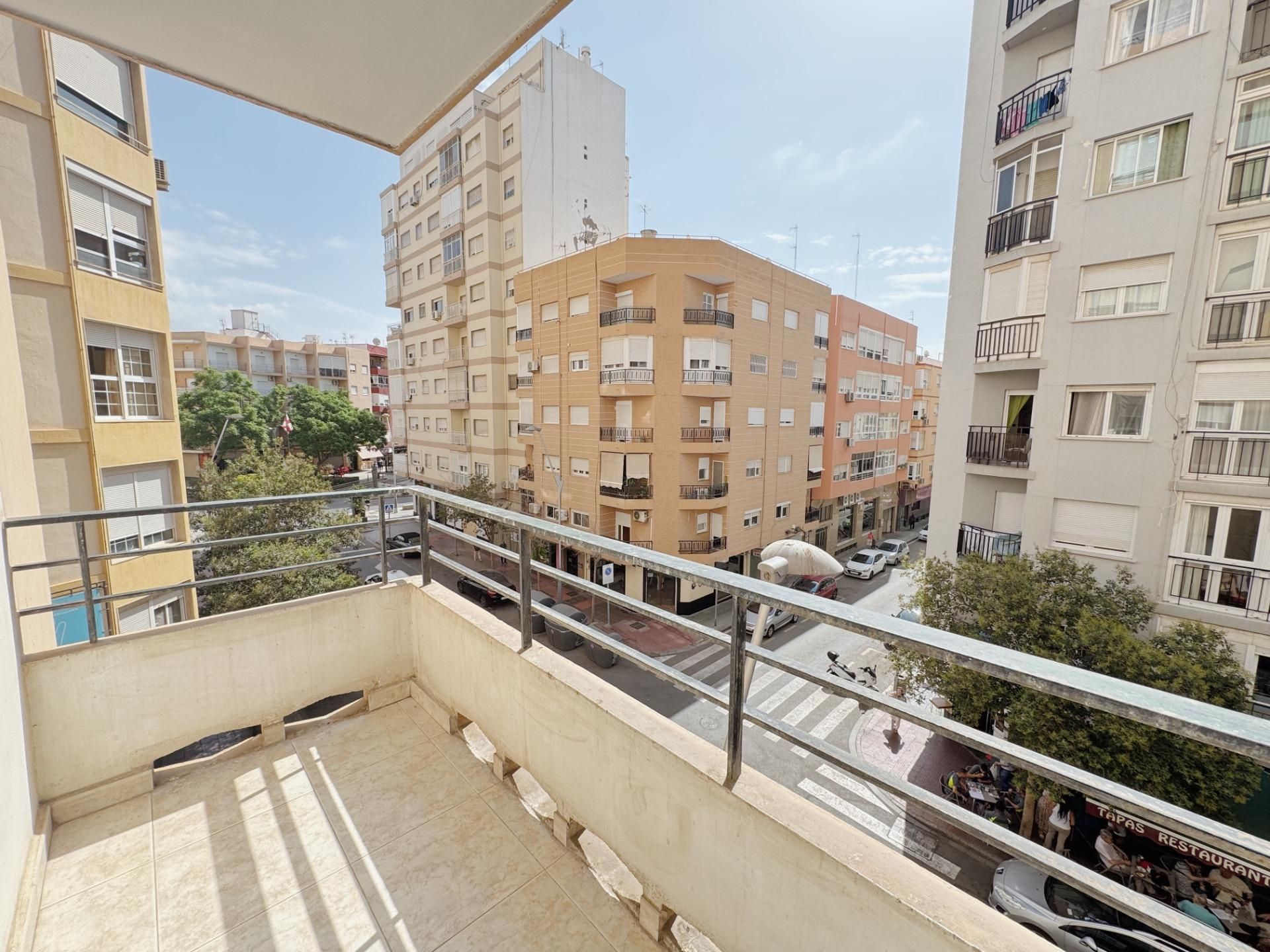 Vista exterior de Pis en venda en  Almería Capital amb Terrassa i Balcó