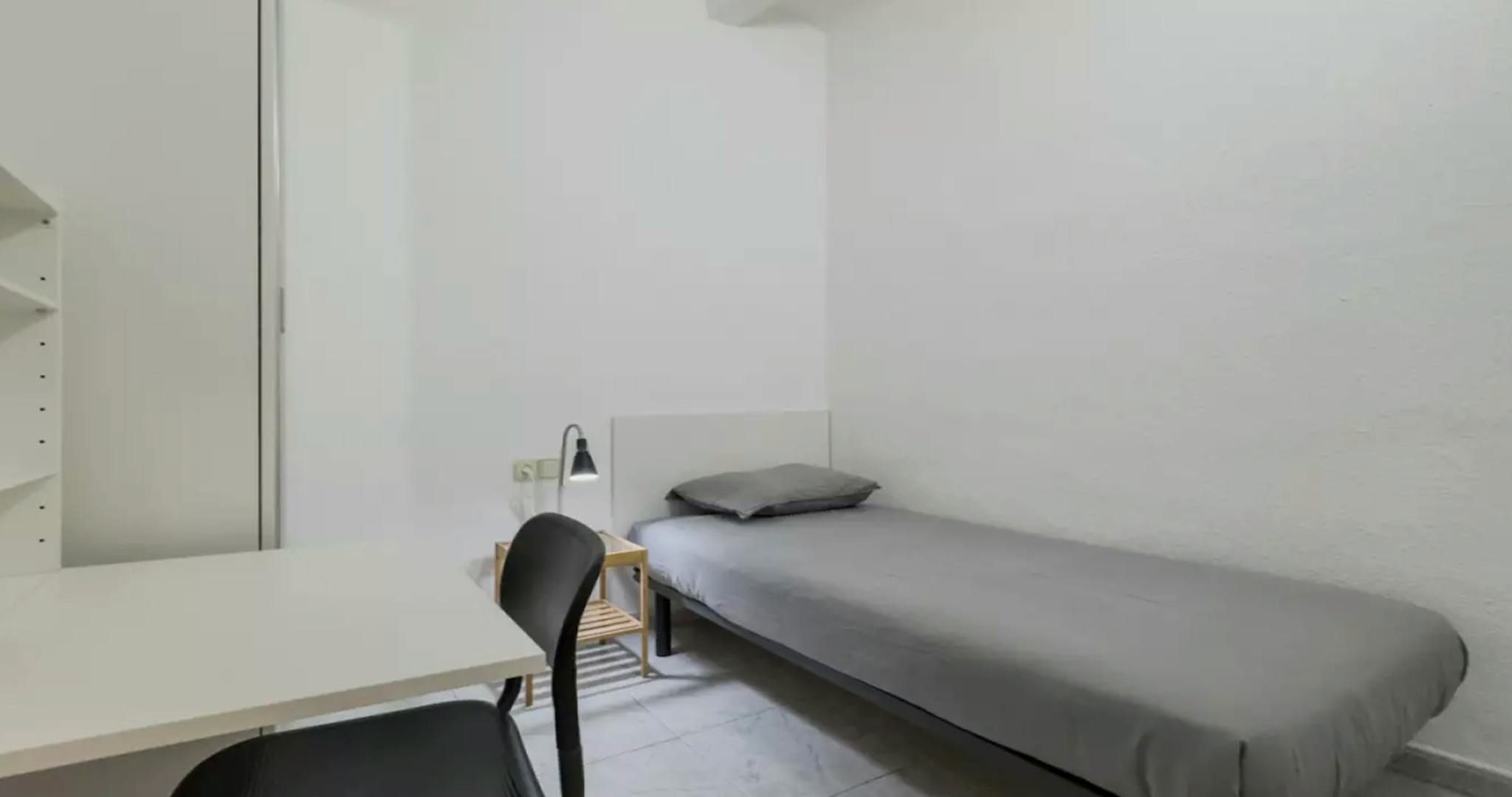Bedroom of Flat to share in  Barcelona Capital  with Washing machine