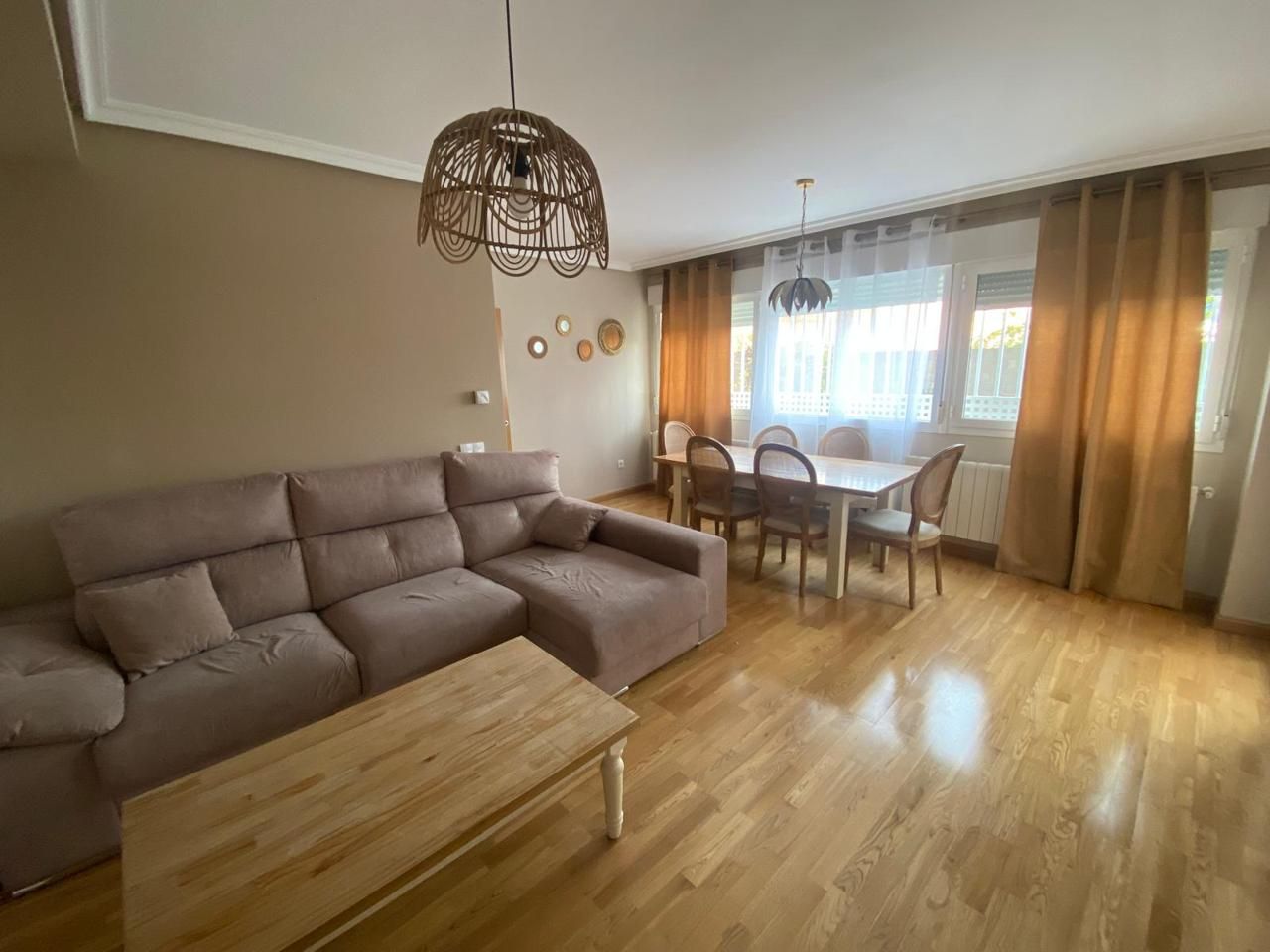 Sala d'estar de Dúplex en venda en Tarancón amb Calefacció, Traster i Piscina comunitària