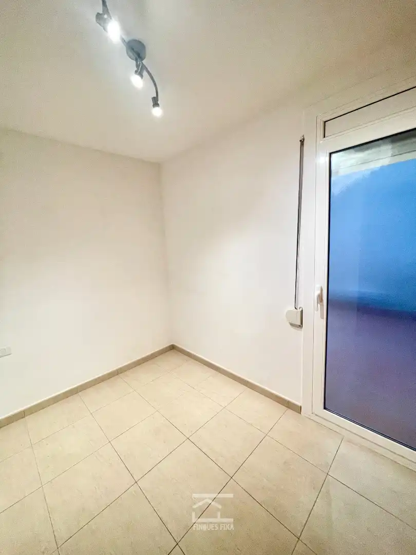 Habitación de Piso en venta en Mataró con Trastero, Horno y Alarma