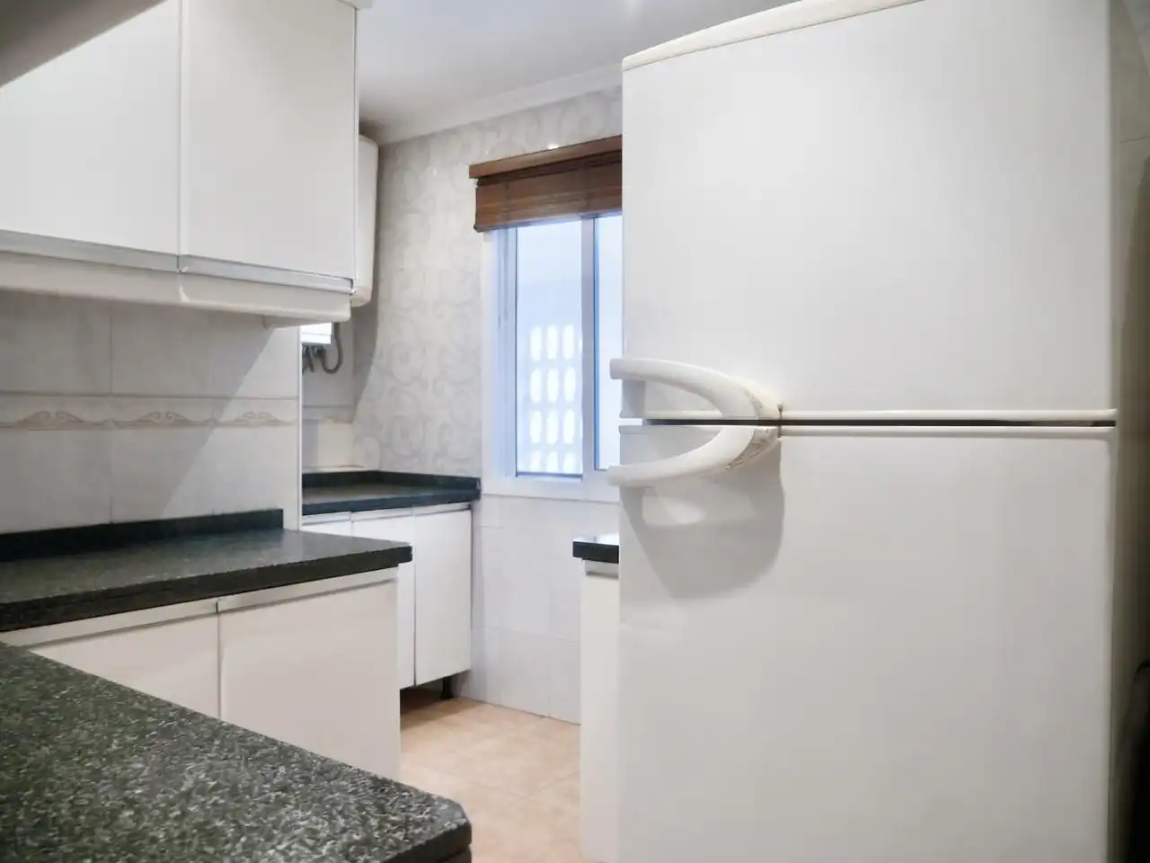 Küche von Wohnung zum Verkauf in Sevilla mit Klimaanlage, Terrasse und Möbliert