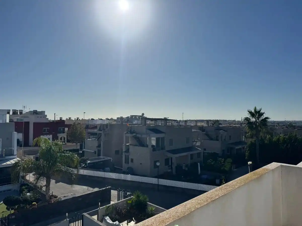 Vista exterior de Casa adosada en venta en Torrevieja con Aire acondicionado, Jardín privado y Amueblado