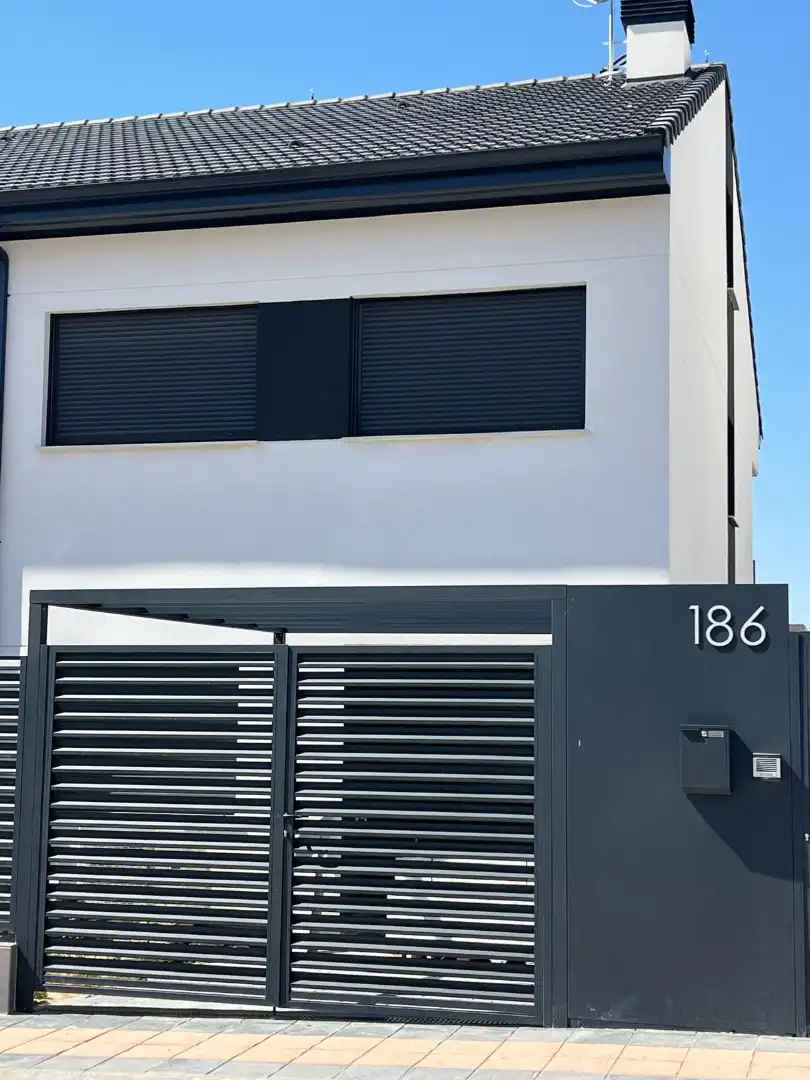 Vista exterior de Casa adosada en venta en Villalbilla con Calefacción, Jardín privado y Terraza